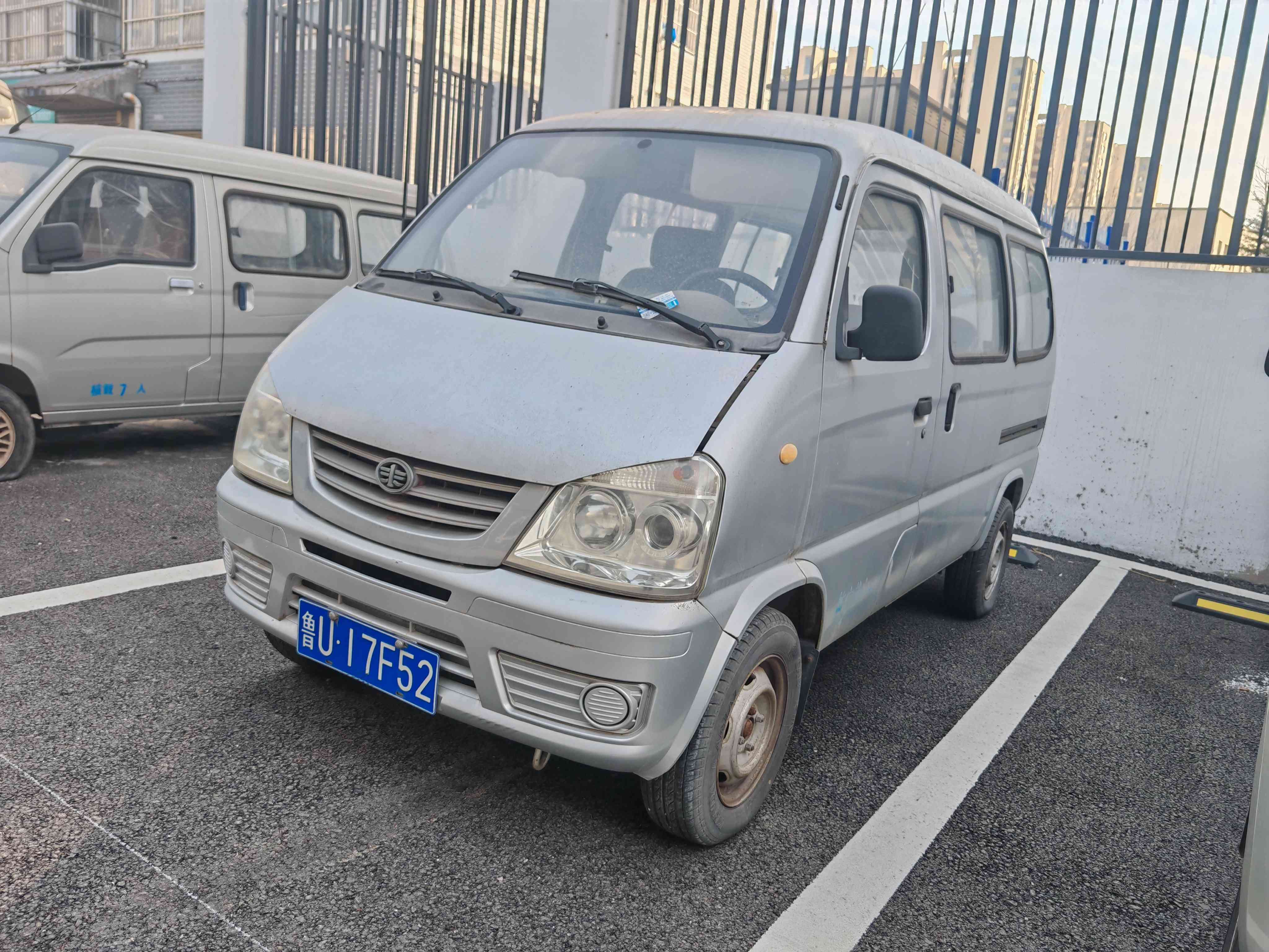 10号标的  解放面包车